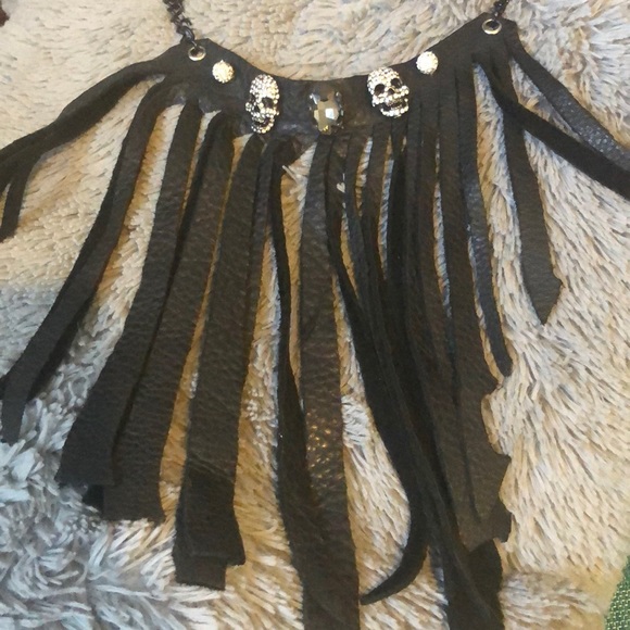 Leather fringe skull necklace - Picture 2 of 6